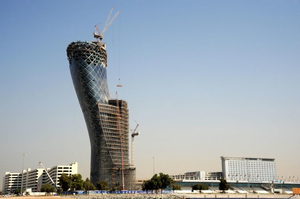 Capital Gate Abu Dhabi - здание с самым большим наклоном в мире (16 фото)