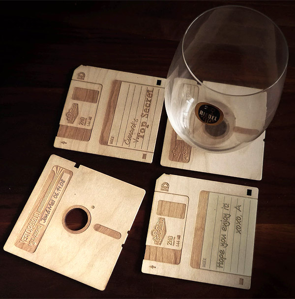 Подставка для стакана в виде дискеты (3 фото)